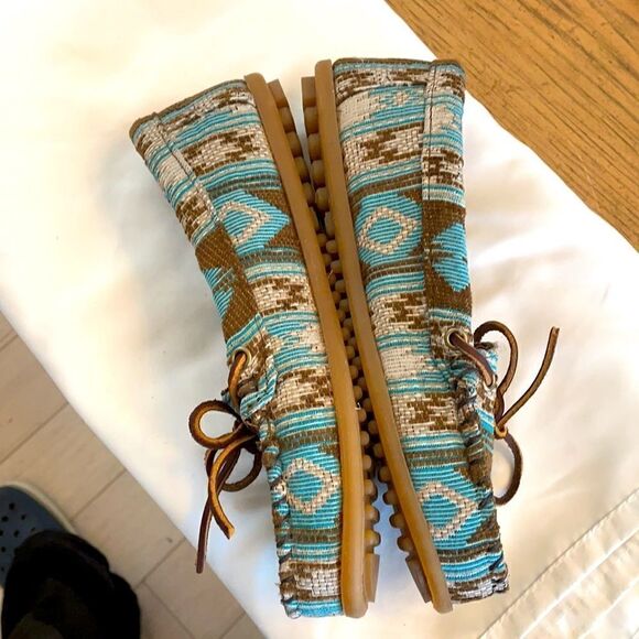 MINNETONKA SOUTHWESTERN MOTIF MOCASSINS.  … - Picture 6 of 8
